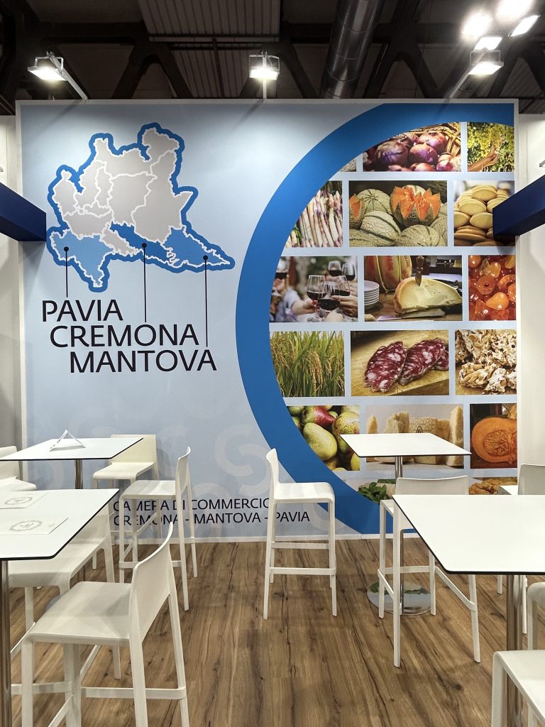 L'area espositiva delle camere di commercio di Pavia Mantova e Cremona con lo stand del Salumificio Vecchio Varzi al TuttoFood 2025